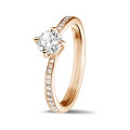 0.50 karaat diamanten solitaire ring in rood goud met zijdiamanten