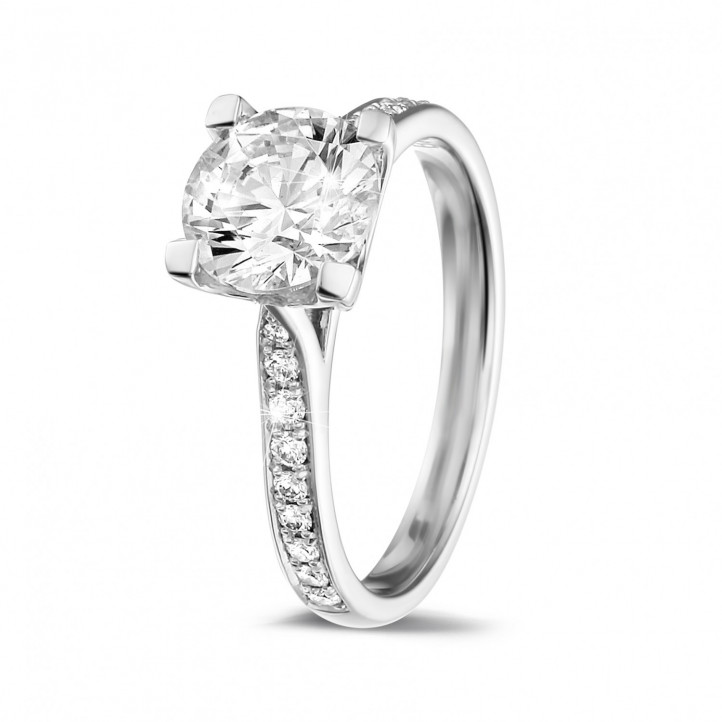 1.50 karaat diamanten solitaire ring in platina met zijdiamanten