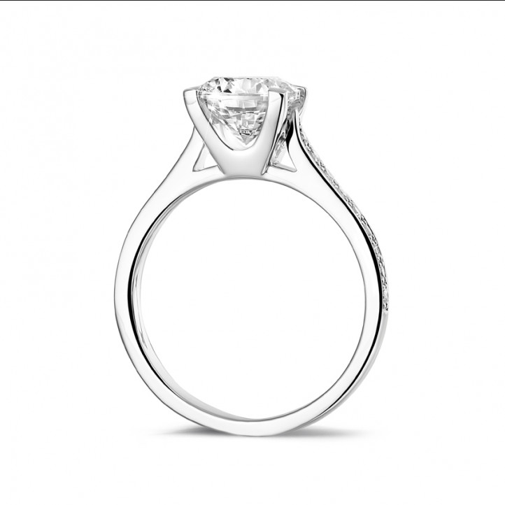 1.50 karaat diamanten solitaire ring in platina met zijdiamanten