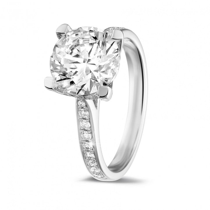 2.50 karaat diamanten solitaire ring in platina met zijdiamanten