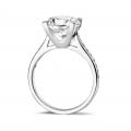 3.00 karaat diamanten solitaire ring in platina met zijdiamanten