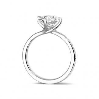 Ringen - 2.00 karaat diamanten solitaire ring in platina met zijdiamanten