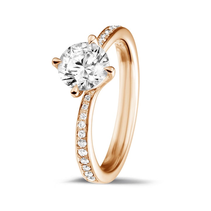 0.90 karaat diamanten solitaire ring in rood goud met zijdiamanten