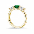 Trilogie ring in geel goud met centrale smaragd en 2 ronde diamanten