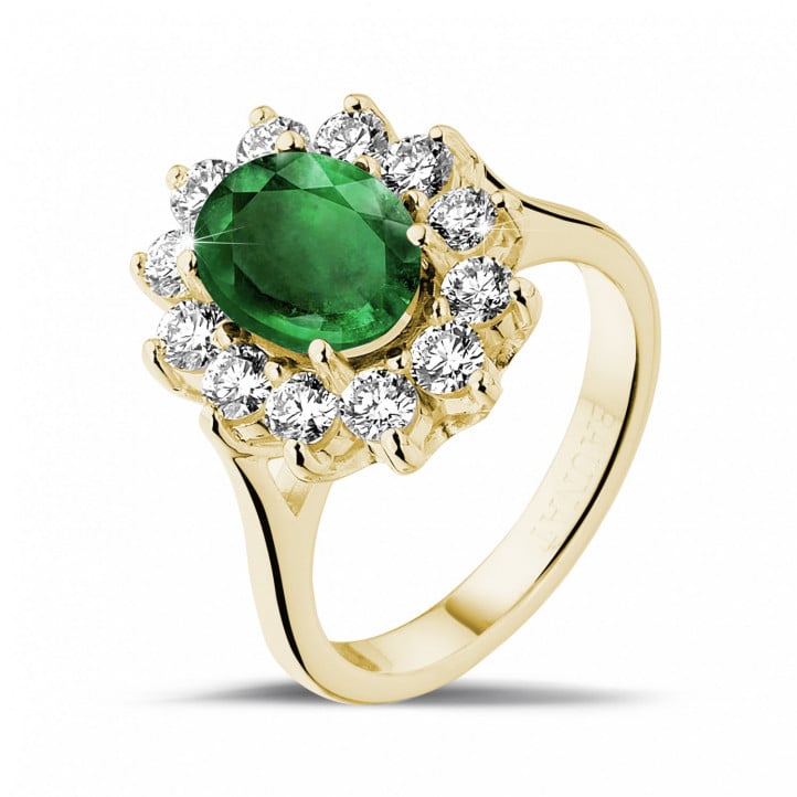 Entourage ring in geel goud met ovale smaragd en ronde diamanten