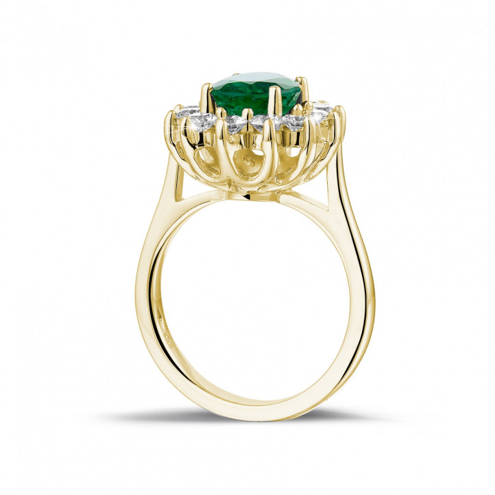 Entourage ring in geel goud met ovale smaragd en ronde diamanten
