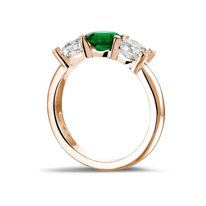 Trilogie ring in rood goud met centrale smaragd en 2 ronde diamanten