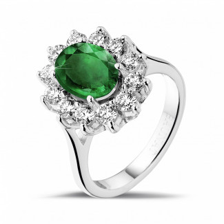 Ringen - Entourage ring in wit goud met ovale smaragd en ronde diamanten