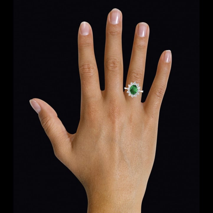 Entourage ring in wit goud met ovale smaragd en ronde diamanten