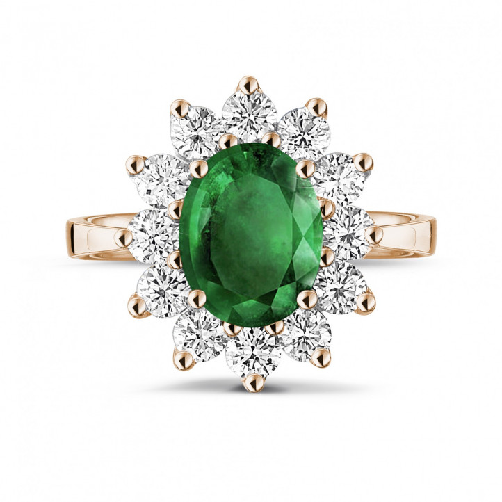 Entourage ring in rood goud met ovale smaragd en ronde diamanten