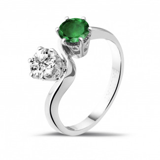 Juwelen met robijn, saffier en smaragd - Toi et Moi ring in platina met ronde diamant en smaragd