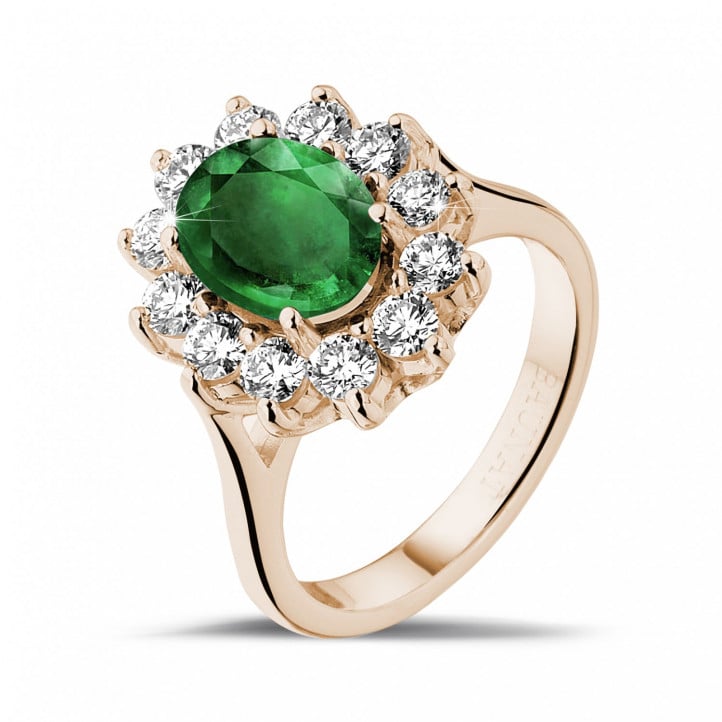 Entourage ring in rood goud met ovale smaragd en ronde diamanten