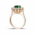 Entourage ring in rood goud met ovale smaragd en ronde diamanten