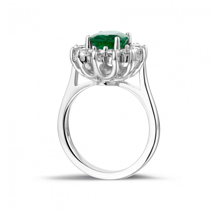 Entourage ring in platina met ovale smaragd en ronde diamanten
