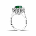 Entourage ring in platina met ovale smaragd en ronde diamanten