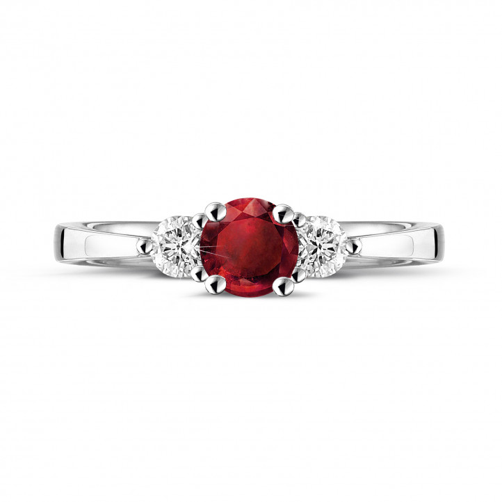 Trilogie ring in wit goud met centrale robijn en 2 ronde diamanten