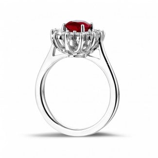 Verloving - Entourage ring in wit goud met ovale robijn en ronde diamanten