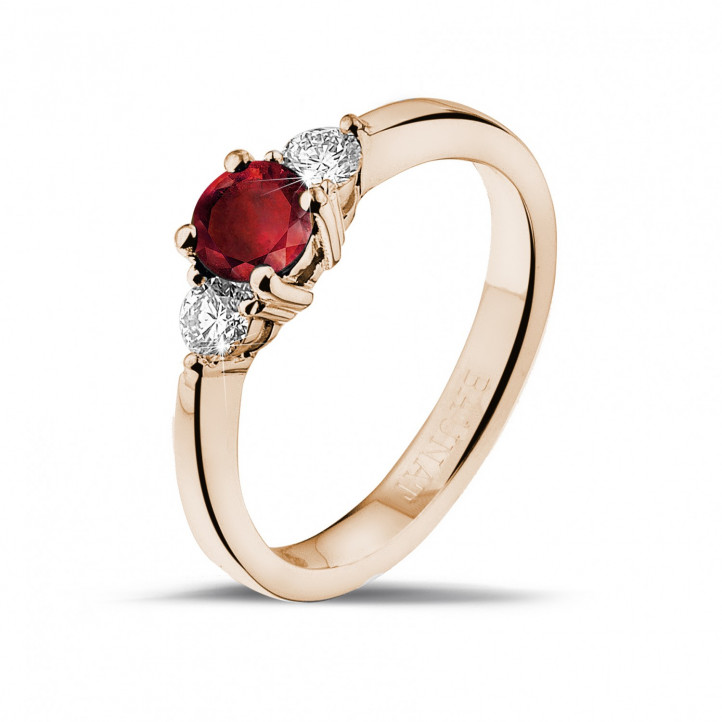 Trilogie ring in rood goud met centrale robijn en 2 ronde diamanten