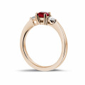 Trilogie ring in rood goud met centrale robijn en 2 ronde diamanten