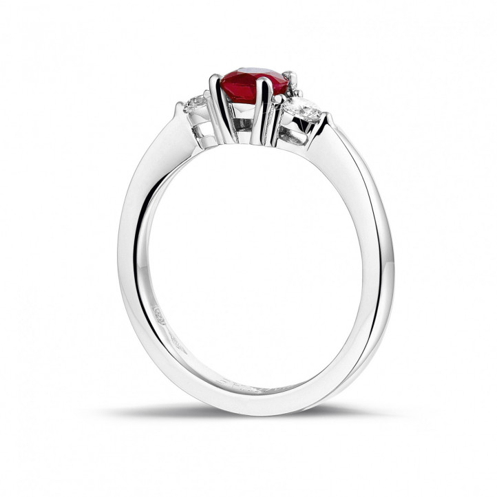 Trilogie ring in platina met centrale robijn en 2 ronde diamanten