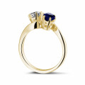 Toi et Moi ring in geel goud met ronde diamant en saffier