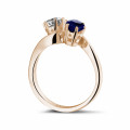 Toi et Moi ring in rood goud met ronde diamant en saffier