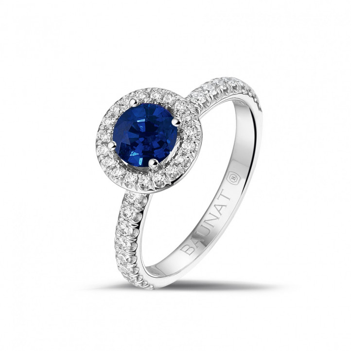 Halo solitaire ring in platina met ronde saffier en kleine ronde diamanten