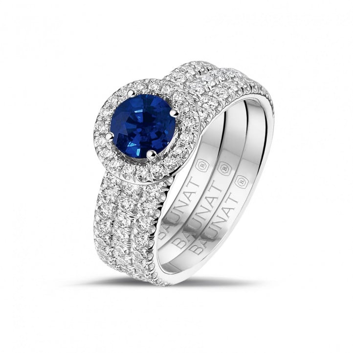 Halo solitaire ring in platina met ronde saffier en kleine ronde diamanten