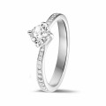 0.50 karaat diamanten solitaire ring in platina met zijdiamanten