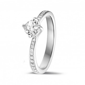 0.50 karaat diamanten solitaire ring in platina met zijdiamanten