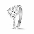 2.50 karaat diamanten solitaire ring in platina met zijdiamanten