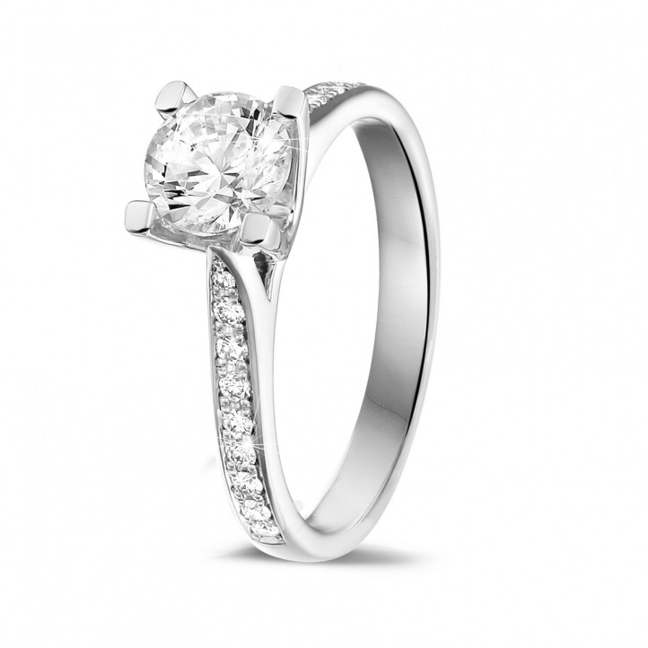 0.90 karaat diamanten solitaire ring in platina met zijdiamanten