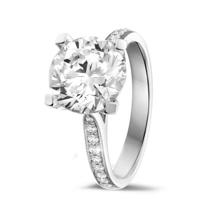 3.00 karaat diamanten solitaire ring in platina met zijdiamanten