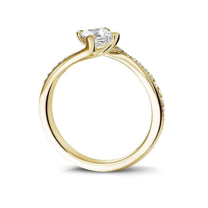 0.50 karaat solitaire ring in geel goud met princess diamant en zijdiamanten