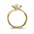 1.20 karaat solitaire ring in geel goud met princess diamant en zijdiamanten