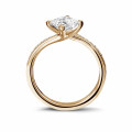 1.20 karaat solitaire ring in rood goud met princess diamant en zijdiamanten