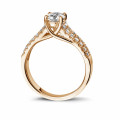 0.70 karaat solitaire ring in rood goud met zijdiamanten