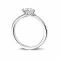 0.50 karaat solitaire ring in wit goud met princess diamant en zijdiamanten
