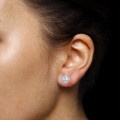 1.75 karaat entourage oorbellen in platina met ovale en ronde diamanten