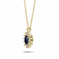 Entourage hanger in geel goud met ovale saffier en ronde diamanten