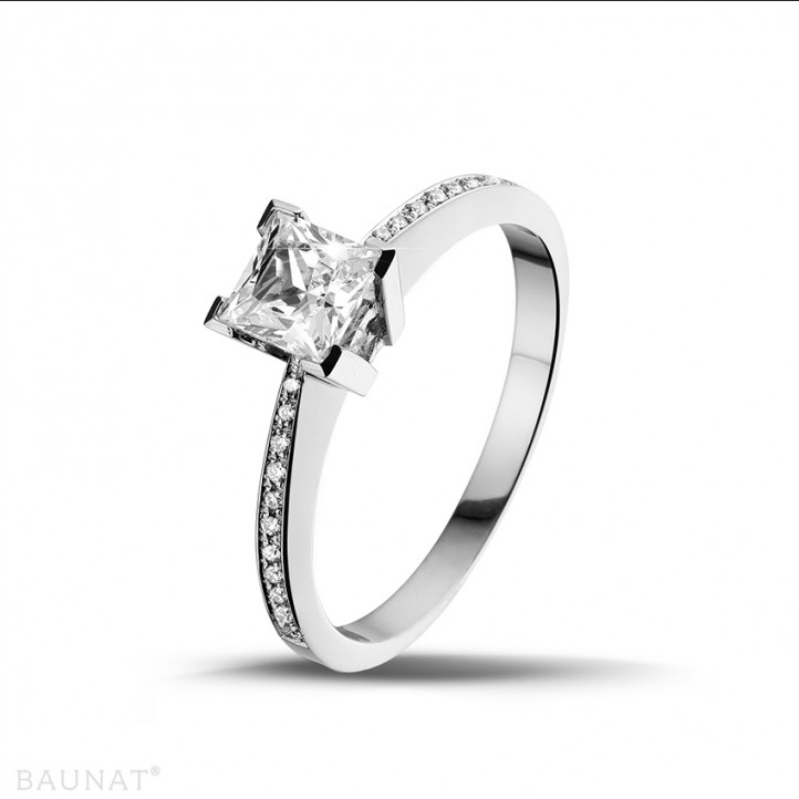 0.70 karaat solitaire ring in wit goud met princess diamant en zijdiamanten