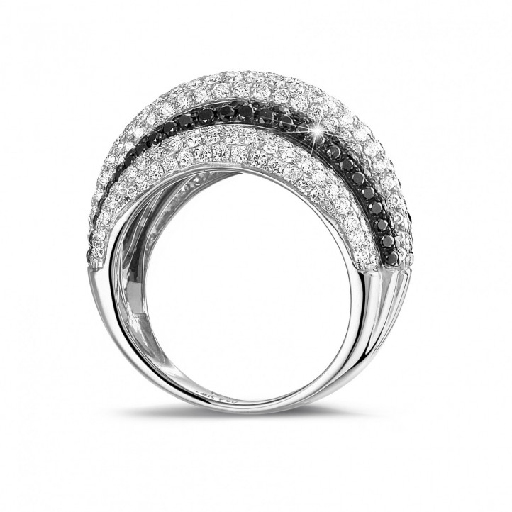 4.30 karaat ring in wit goud met witte en zwarte ronde diamanten