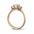 0.70 karaat trilogie ring in rood goud met princess diamanten