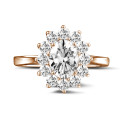 1.85 karaat entourage ring in rood goud met ovale diamant
