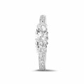1.10 karaat trilogie ring in wit goud met zijdiamanten