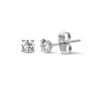 Briljant oorbellen - 1.00 karaat klassieke diamanten oorbellen in wit goud met vier griffen