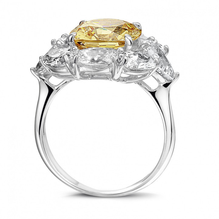 Entourage ring in wit goud met ‘fancy intense yellow’ cushion diamant en ovale en peervormige diamanten