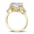 Ring in geel goud met ronde diamant en trapezoïde diamanten