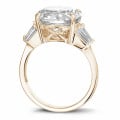 Ring in rood goud met ronde diamant en trapezoïde diamanten