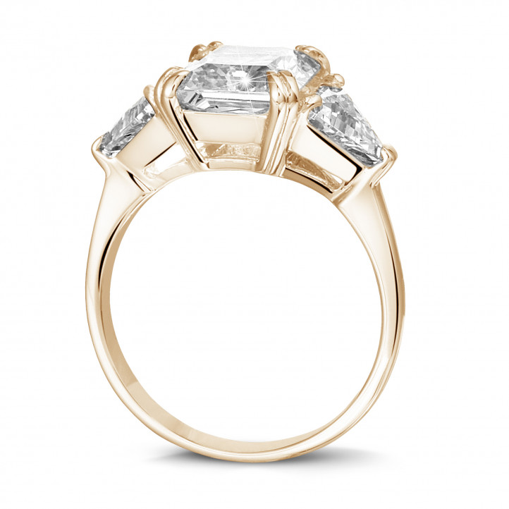 Ring in rood goud met radiant diamant en triangle diamanten
